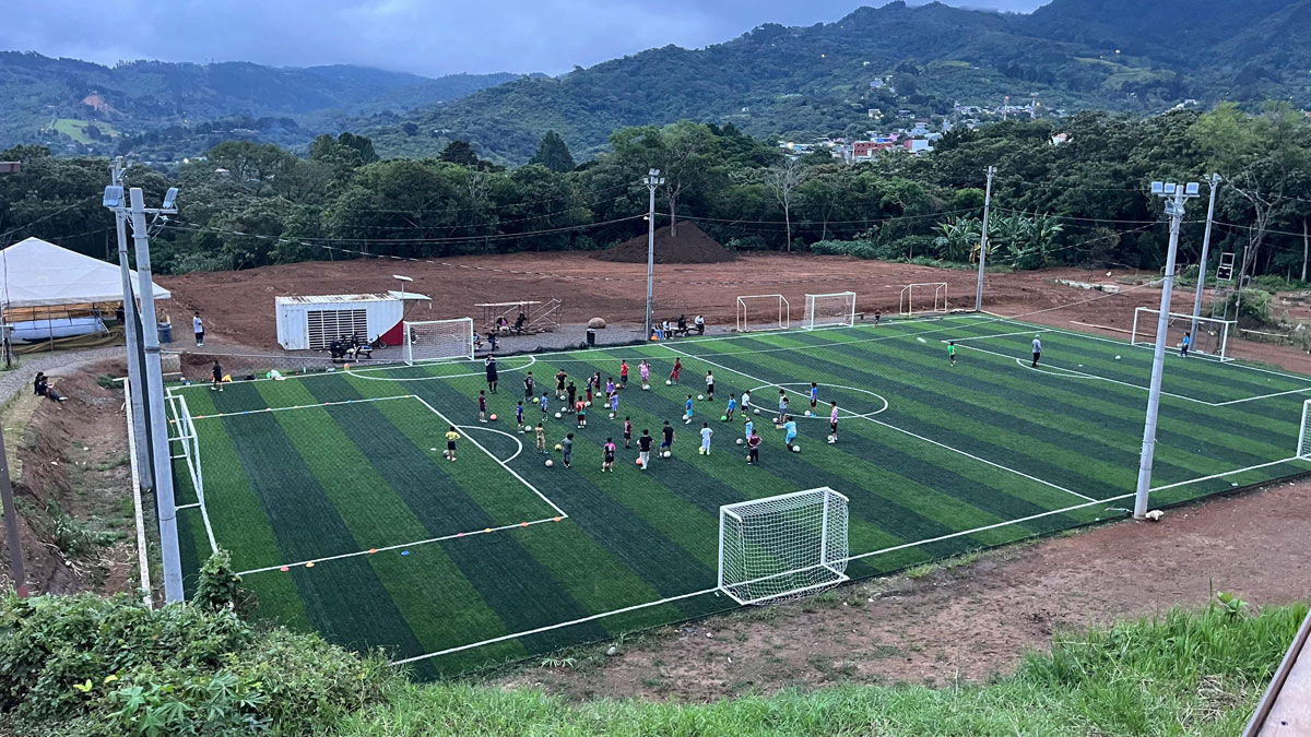Una cancha que siembra sueños en Los Guido