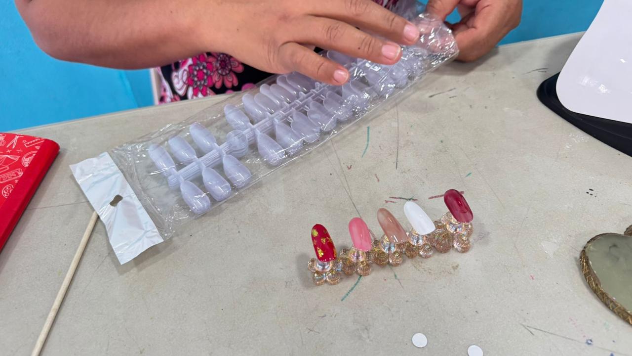 La esperanza en forma de hilo y aguja… o de kit de manicure